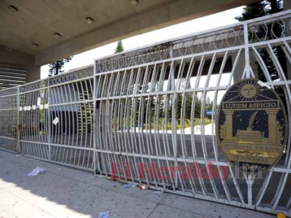 La UNAH mantiene cerradas sus instalaciones debido a la pandemia del mortal coronavirus. Los estudiantes reciben sus clases de manera virtual.