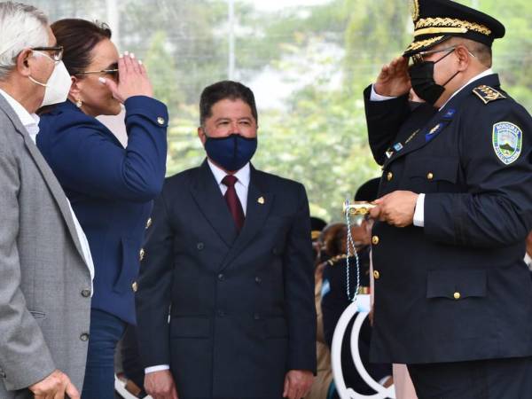 Con la presencia de la presidenta Xiomara Castro, en su condición de Comandante General de la Policía Nacional de Honduras se desarrolló la ceremonia de ascensos.