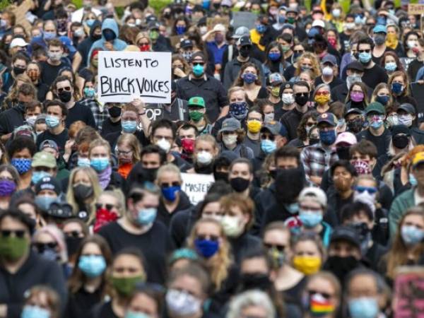 Manifestantes protestan de forma pacífica para que se ponga fin al racismo y la brutalidad policíaca, en Portland, Maine. Foto: AP.