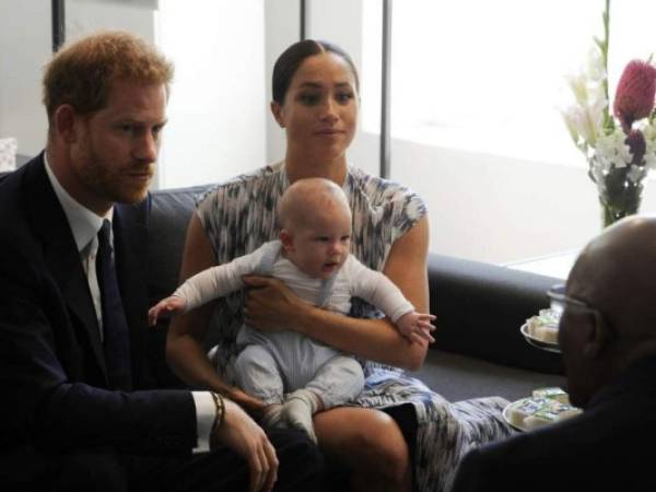 Meghan y Harry llevaron a su hijo Archie durante su gira por sudáfrica. Foto: AFP