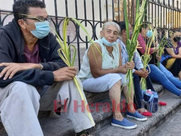 Decenas de personas esperaron su turno para ingresar a la Catedral Metropolitana pues el cupo fue limitado por medidas de bioseguridad. Foto: Efraín Salgado | EL HERALDO.