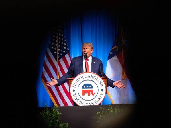 El expresidente de los Estados Unidos y aspirante a la presidencia de 2024, Donald Trump, habla en la Convención del Partido Republicano de Carolina del Norte en Greensboro, Carolina del Norte, e