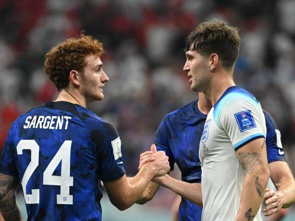 Josh Sargent y John Stones se saludan al final del juego entre Estados Unidos e Inglaterra que terminó en empate