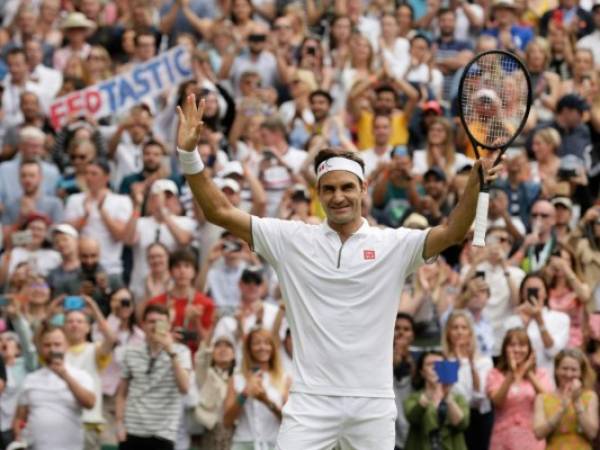 El suizo Roger Federer se despide del público tras derrotar al francés Lucas Pouile en partido de sencillos en el sexto día de competencia en Wimbledon, el sábado 6 de julio de 2019, en Londres. (AP Foto/Tim Ireland)