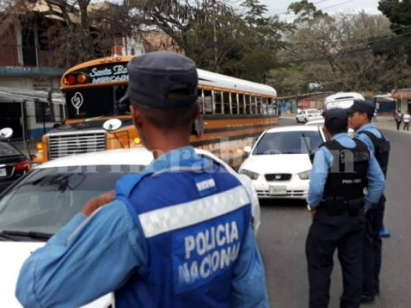 Las autoridades se encuentran en diferentes puntos de la capital con el objetivo de brindar seguridad a los usuarios del transporte público. Foto Estalin Irías / EL HERALDO