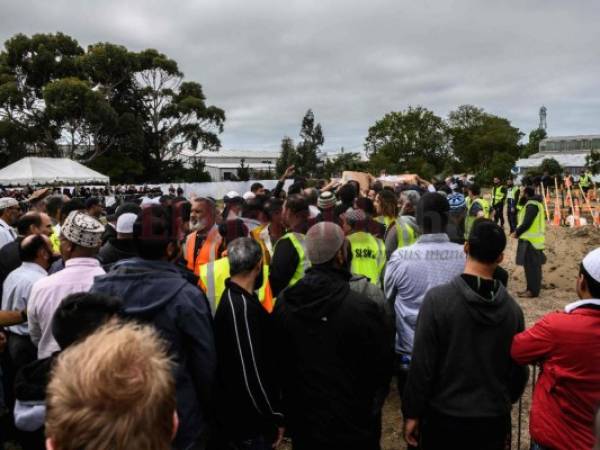 Los afligidos ayudan a llevar un ataúd que contiene el cuerpo de Haji Mohammed Daoud Nabi, de 71 años, víctima de la masacre de la mezquita de Al Noor, durante su funeral en Christchurch el 21 de marzo de 2019. El primer ministro de Nueva Zelanda, Jacinda Ardern, anunció el 21 de marzo prohibición de la venta de rifles de asalto y semiautomáticos en una respuesta muscular al ataque terrorista de Christchurch que mató a 50 personas. (AFP)