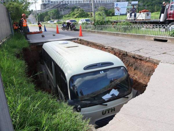 Un enorme socavón se “tragó” un autobús de una universidad, la mañana de este sábado en la capital de Honduras. Estas son las imágenes del hecho que mantiene preocupados a los vecinos de la zona.