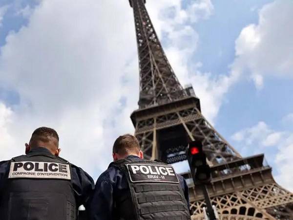 Dos turistas ebrios pasan la noche en la Torre Eiffel, en medio de amenaza de bomba