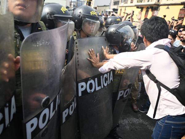 Los enfrentamientos entre pobladores aymaras y fuerzas del orden dejaron 10 heridos en esa ciudad.