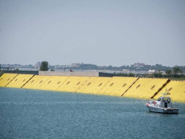 Esta foto del viernes, 10 de julio del 2020, se ven compuertas hidráulicas en Venecia.