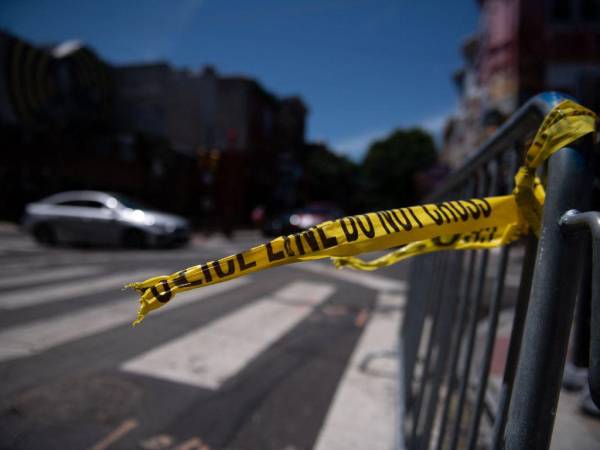 La cinta policial cuelga de una barricada en la esquina de las calles South y 3rd en Filadelfia, Pensilvania, el 5 de junio de 2022.