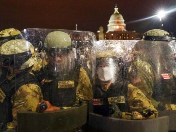 El secretario de Defensa interino Christopher Miller firmó la orden de activar a la Guardia Nacional de Virginia, Pensilvania, Nueva York, Nueva Jersey, Delaware y Maryland durante un máximo de 30 días. Foto: AP