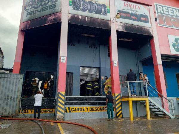 Parado en las gradas de su local, Yalet observaba a los bomberos trabajar para apagar las enormes llamas.