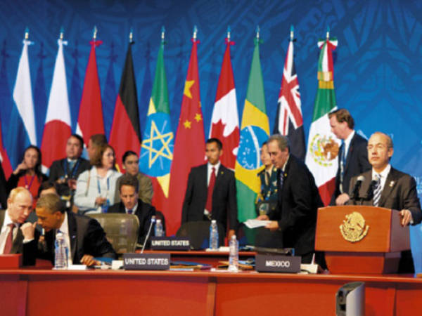 Mexican President Felipe Calderon (R) delivers a speech during the opening of the G20 Summit of Heads of State and Government in Los Cabos, Baja California, Mexico on June 18, 2012. The leaders of the world's most powerful economies meet for a G20 summit confronted by turmoil in the eurozone, a critical election in Greece and worsening bloodshed in Syria. AFP PHOTO/BERTRAND LANGLOIS