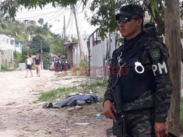 La víctima quedó tendida en la calle de tierra. Foto Alex Pérez| EL HERALDO