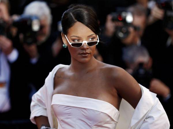 La cantante nacida en Barbados, cuyo verdadero nombre es Robyn Rihanna Fenty, se convirtió en multimillonaria gracias a sus importantes logros musicales y marcas exitosas de maquillaje, lencería y alta costura.