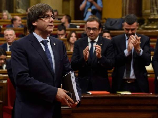 En su discurso, Puigdemont le encargó seguir construyendo la República Catalana proclamada sin efecto el 27 de octubre y respetar el resultado del referéndum ilegal del 1 de octubre. (AFP)