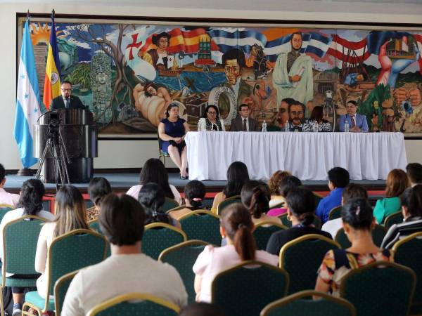 Bartolomé Chinchilla, vicerrector académico de la UPNFM, señaló que la lengua es fundamento clave para la formación del ser humano.