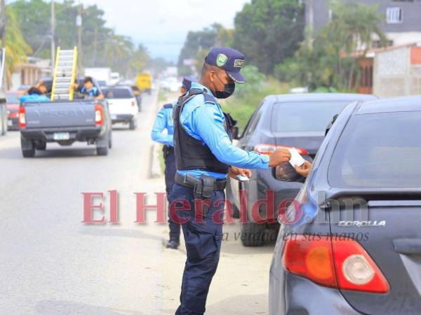 Los agentes de tránsito realizan operativos diarios; varios se encuentran instalados en las entradas y salidas de la ciudad.