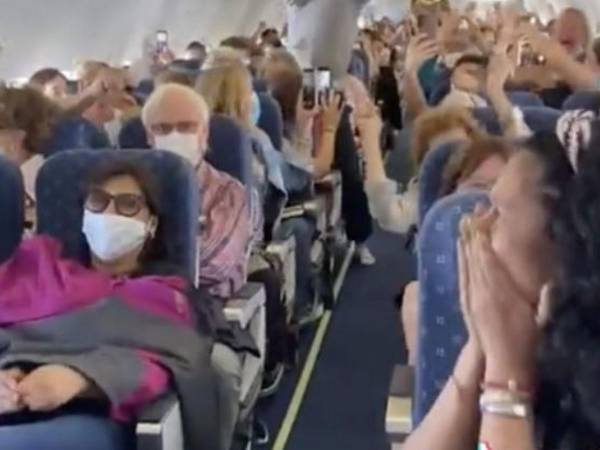 El momento de algarabía siguió mientras las aeromozas salieron al pasillo vistiendo la camiseta de Argentina.