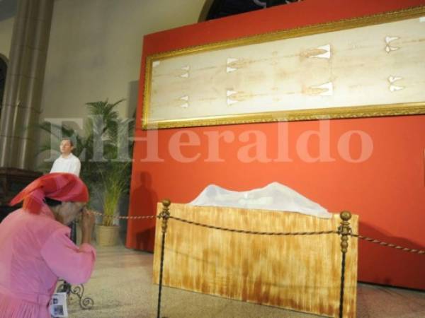 La réplica de la Sábana Santa, traída a Honduras por la Iglesia Católica y un comité organizador encabezado por don Jorge Canahuati Larach, se exhibe hasta este domingo en la Basílica Menor de Suyapa.