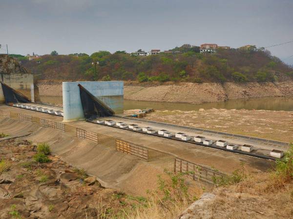 Así luce la represa Los Laureles y su nivel sigue bajando.