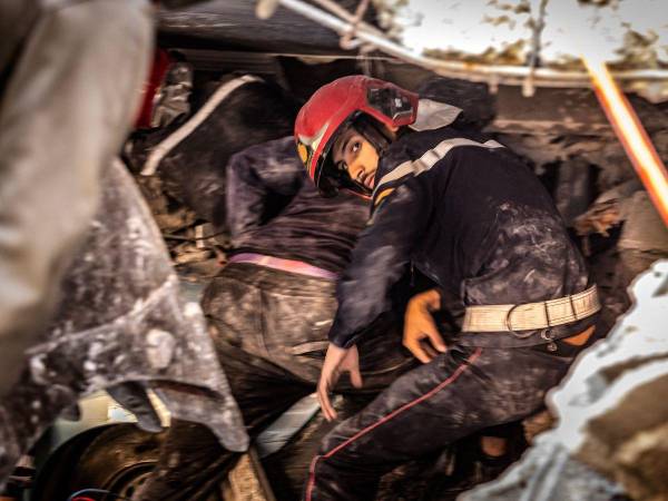 Los rescatistas buscan supervivientes bajo los escombros de una casa derrumbada en Moulay Brahim, provincia de Al Haouz, el 9 de septiembre de 2023, tras un terremoto.