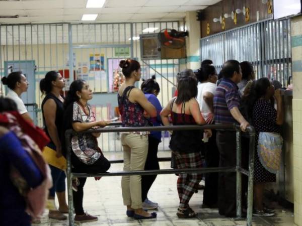 Los pacientes que a diario asisten al centro asistencial anhelan con ansias que sus problemas de salud sean resueltos, ya que actualmente no encuentran medicamentos ni insumos quirúrgicos. foto Marvin Salgado / EL HERALDO