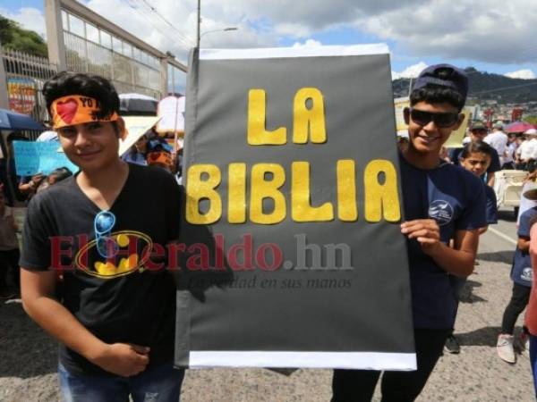 Pese a la pandemia de la covid-19, este año las iglesias evangélicas de Honduras celebrarán el Día de la Biblia de forma presencial; sin embargo, los asistentes deben cuidar de seguir todas las medidas de bioseguridad. FOTO ARCHIVO: EL HERALDO