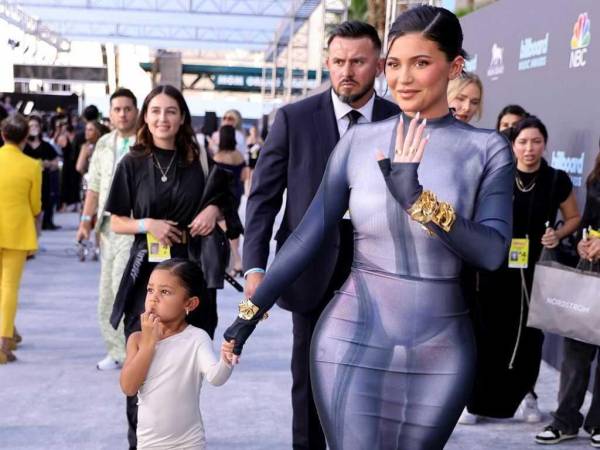 La llegada de ambas, madre e hija, a la alfombra causó sensación y muchos no pudieron caer derretidos ante la pequeña.