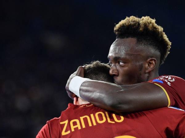 El delantero inglés de la Roma Tammy Abraham (R) celebra con el mediocampista italiano de la Roma Nicolo Zaniolo (L) después de marcar el primer gol de su equipo durante el partido de fútbol de la Serie A italiana entre Roma y Atalanta en el estadio olímpico de Roma el 5 de marzo de 2022.