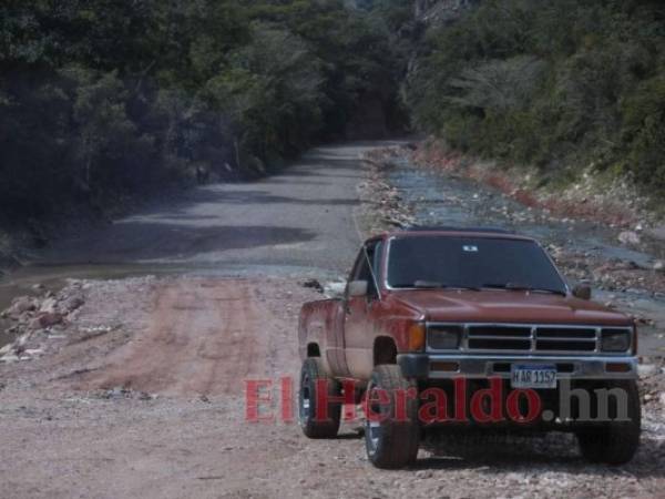 Temporalmente se habilitaron accesos para la maquinaria y personal que labora en la represa. Foto: Emilio Flores/El Heraldo