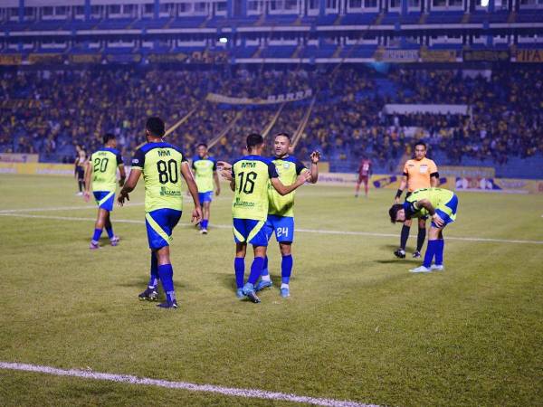 Olancho FC tiene un pie y medio en la gran final tras vencer 2-0 al Real España en su casa.