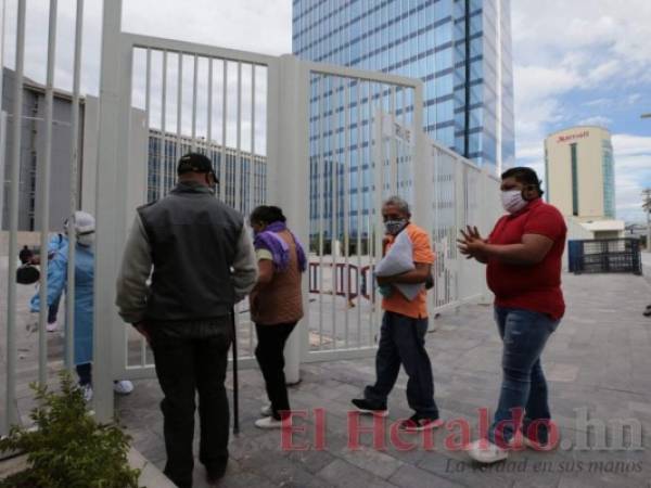 Desde tempranas horas los capitalinos acuden a recibir atención médica y practicarse la prueba de covid luego de presentar síntomas de la enfermedad. Fotos: David Romero/EL HERALDO.