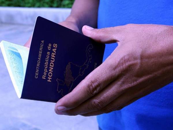 Anteriormente, la comunidad hondureña denunció que les han estado cobrando hasta 350 dólares por la emisión del pasaporte.