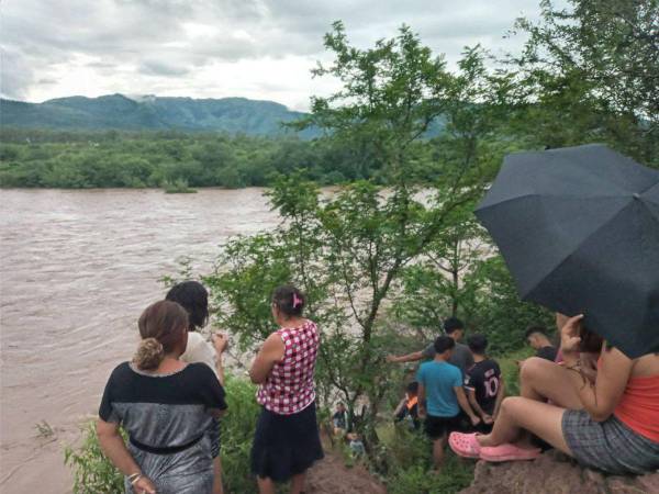 La embravecida corriente del río Choluteca no solo acabó con la vida del joven Axel Aplícano Portillo, sino también con la de su madre, Lilian, pues aunque ella no se ahogó junto con él, el dolor de su pérdida provocó su fallecimiento. A continuación los detalles de la doble tragedia que enluta Orocuina, Choluteca.