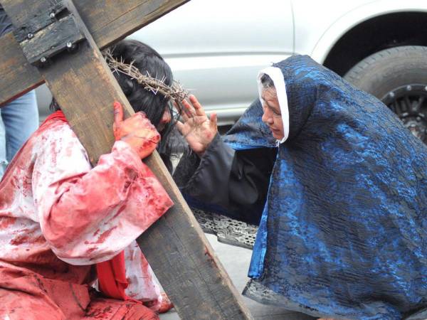 Este Viernes Santo cientos de hondureños devotos en el país salieron a las calles para apreciar la representación de la pasión y muerte de Jesucristo.