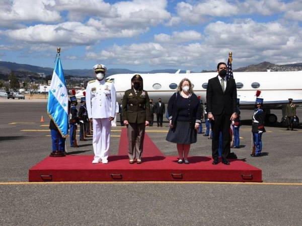 La jefa militar estadounidense fue recibida por el jefe del Estado Mayor Conjunto, contralmirante José Jorge Fortín, la encargada de negocios de Estados Unidos en Honduras, Colleen A. Hoey y el secretario de Defensa, Manuel Zelaya Rosales.