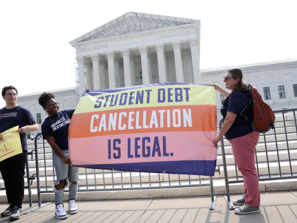 Manifestantes frente a la Corte Suprema de Estados Unidos, a favor de la cancelación de deuda estudiantil.