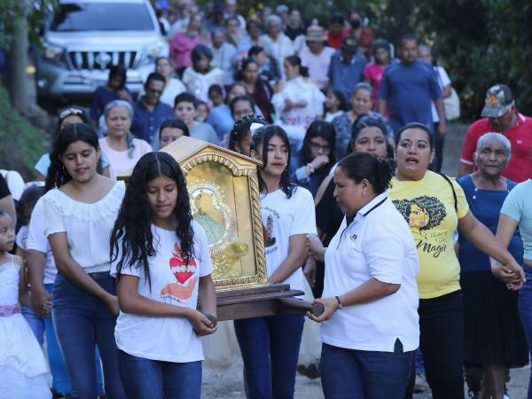 Lo pobladores de El Piligüín realizaron una pequeña peregrinación en la comunidad.