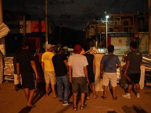 Los residentes del barrio Progreso vigilan una calle como medida de seguridad luego de los saqueos y la inseguridad después de que el huracán Otis azotara Acapulco.