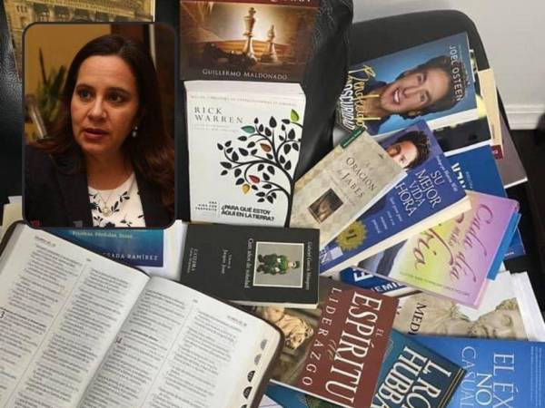 La ex primera dama, Ana García, compartió en las redes sociales la imagen de varios libros que JOH tenía en su recinto en los Cobras.