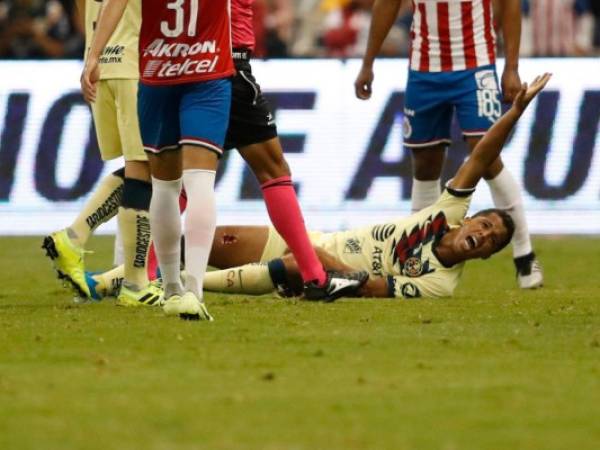 Momento en el que Giovani clamaba ser atendido tras sufrir la lesión. (Foto: AP)