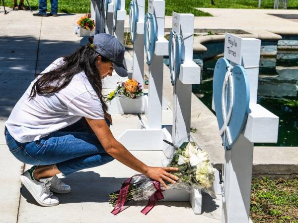 Markle recorrió el lugar, mirando las cruces blancas con los nombres de las víctimas de la masacre.