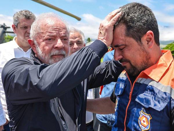 Presidente de Brasil visita zona donde temporal dejó decenas de muertos y desaparecidos