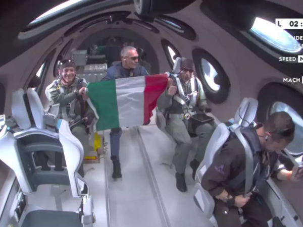 Una vez en ingravidez, se desplegó una bandera italiana en la cabina.