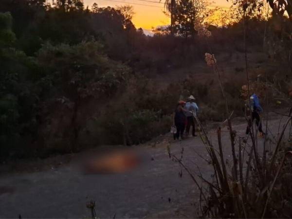 El cadáver quedó tirado en medio de la calle.