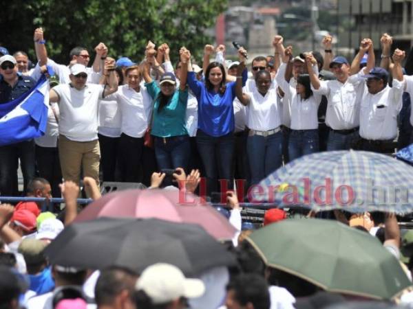 Una nutrida marcha de nacionalistas caminó por todo el Bulevar Suyapa de Tegucigalpa con banderas de Honduras, del Partido de la estrella solitaria y con mensajes de respaldo a Juan Orlando Hernández. Así se tomaron de la mano los principales líderes del Partido Nacional. Fotos Marvin Salgado| EL HERALDO