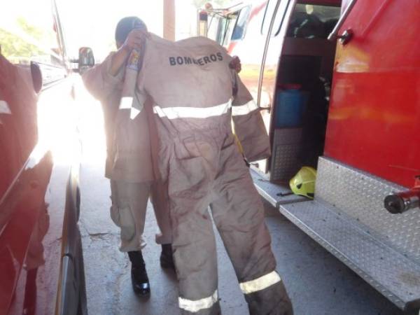 Los viejos uniformes de tela ponen en riesgo la vida de los apagafuegos.