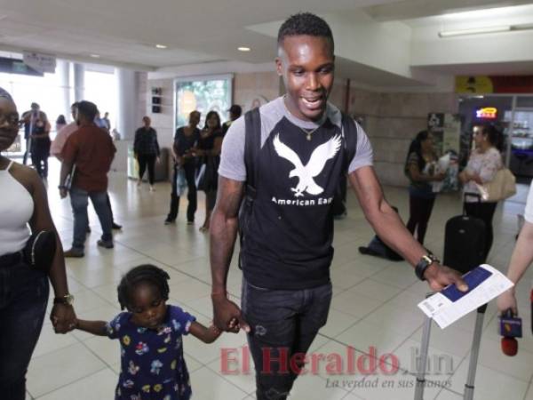 Momento cuando Rubilio Castillo era despedido por su familia en el Aeropuerto Internacional Toncontín. (Foto: EL HERALDO)